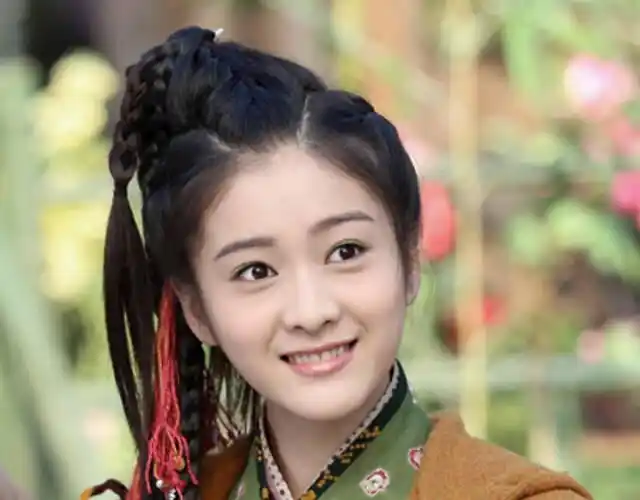 张雪迎迷彩服难掩素颜白肤