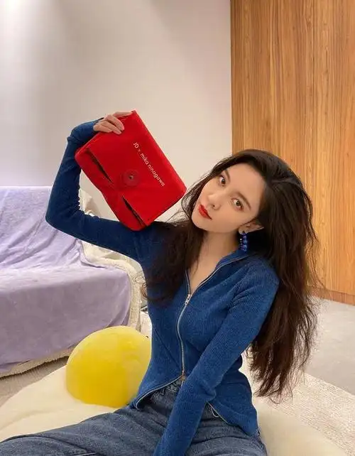 还是孙耀琦会穿搭,粉色v领针织开衫配黑色打底裤,简约又时尚