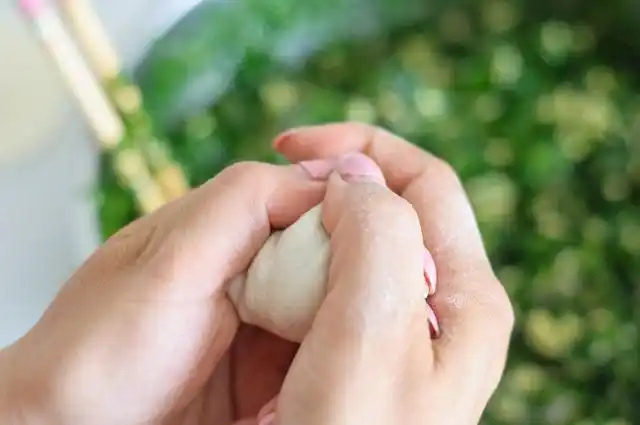 包饺子手法很重要,教你个技巧3秒钟就包一个,又快又不破皮
