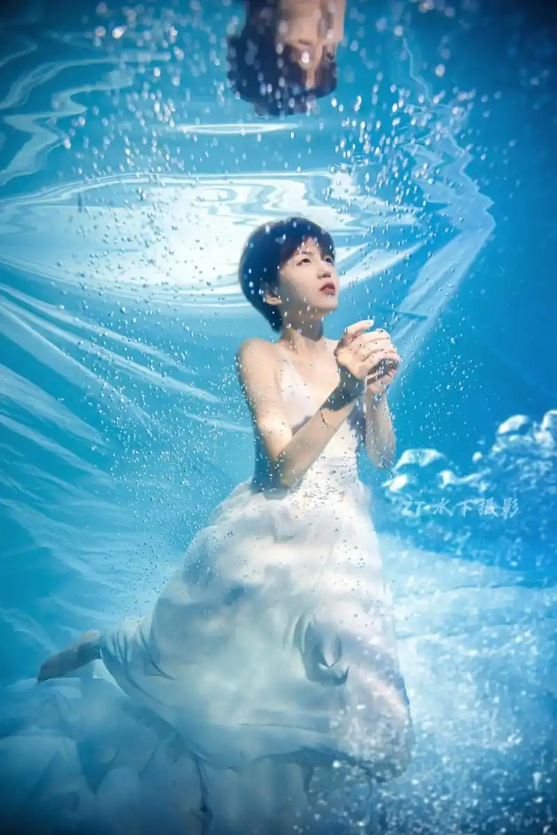 寻找另一个自己.#摄影 #水下写真 #好看的小姐姐 #防水妆 - 抖音