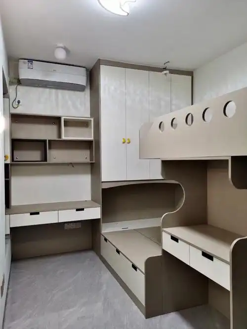 小房间也满足2张床2张书台