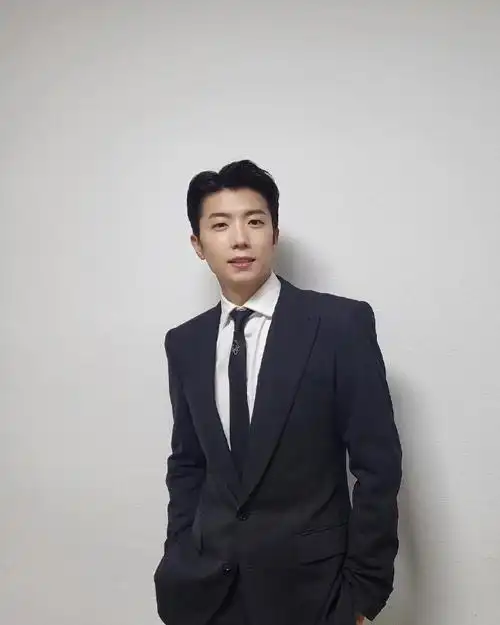 张祐荣超话220922 2pm 官ig更新去拿奖的穿这么帅挂着笑容的话02#真