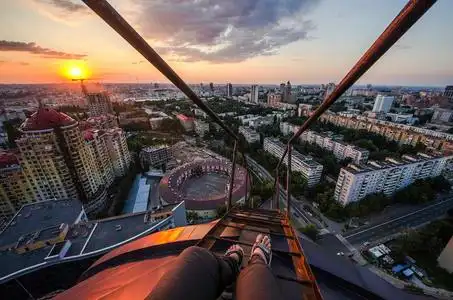 双腿的男子在莫斯科中心在夜晚的街道上屋顶上馆子照片