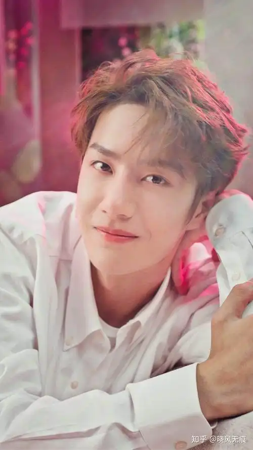 可不可以分享几张王一博笑起来很甜的图片