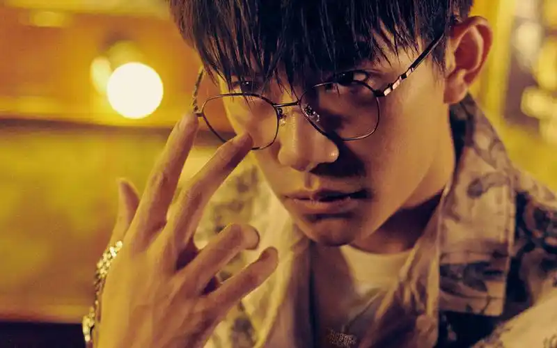 易烊千玺十八岁杂志写真图片壁纸