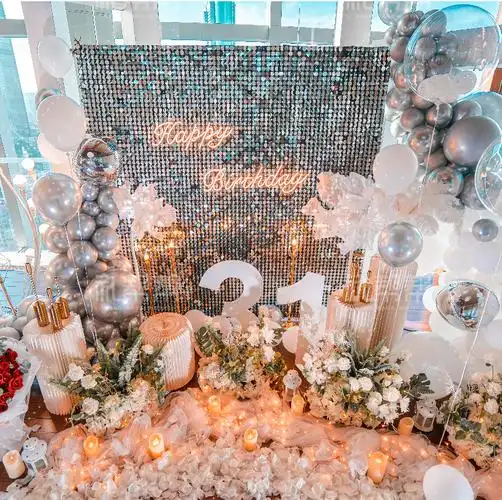 当你在布置生日宴会现场的时候,你还可以用鲜花来布置,当然也可以用