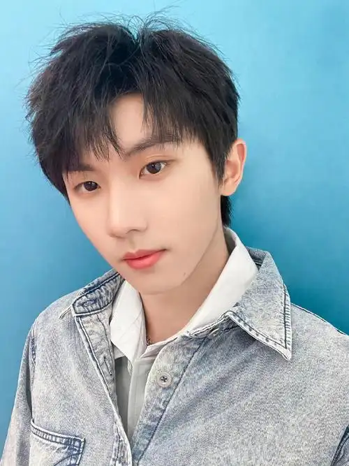 马嘉祺夏日胶片花絮照#竟然还有夏日限定小马花絮照!来看帅哥的自拍