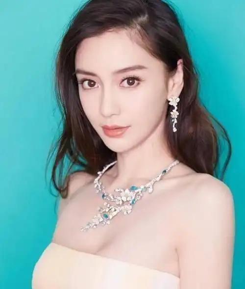 复出无望重心回归儿子"疯马秀"事件后,杨颖的名字就不断在学校这些