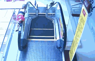 听说你也这样做过,很幸运你没出事!扶梯伤人再引关注.