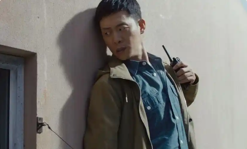 相比于王俊凯的表现,张译在日常戏上真实,自然,在关键剧情里也更能