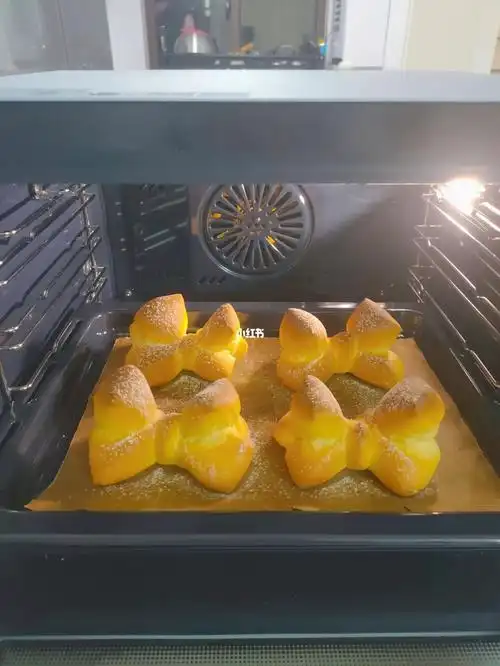 蝴蝶结牛奶面包_面包_蝴蝶结_大厨珐琅蒸烤炸_美食_美食教程_烘焙&