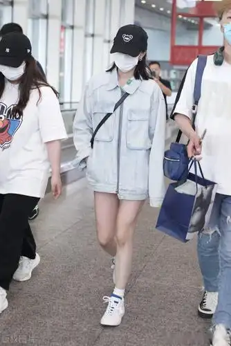 宋雨琦头戴黑色棒球帽现身机场身着淡蓝色外套秀出大长腿