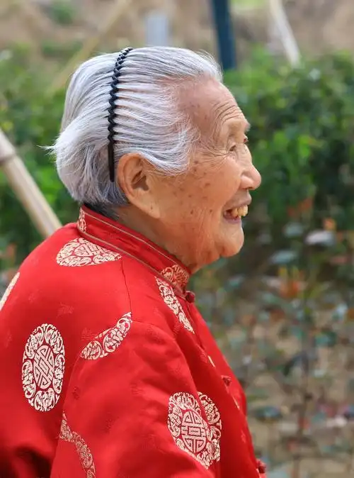 2019.04拍的照片,记录老母亲向一样笑容