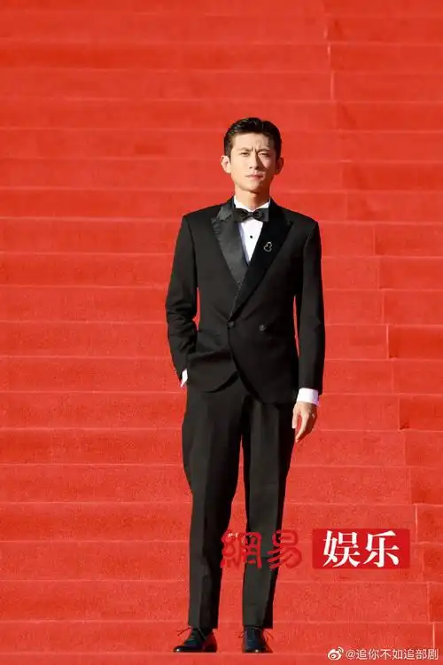 张一山北影节西装造型