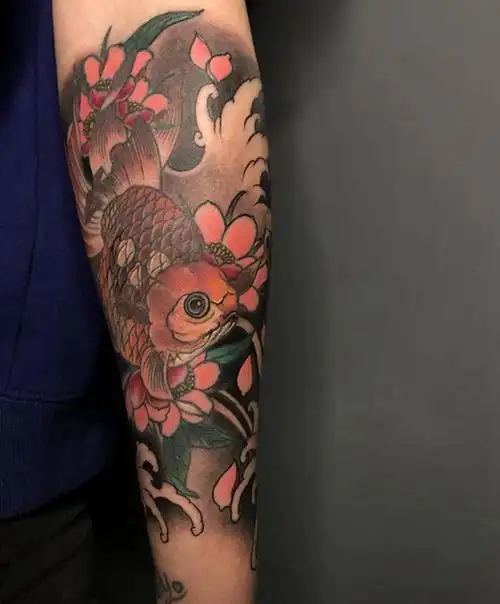 平安吉祥 金鱼纹身图片_手臂纹身图案