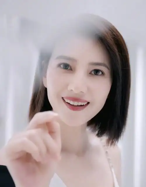 高圆圆罕见再露面,穿不规则吊带裙秀迷人锁骨,身材状态双在线