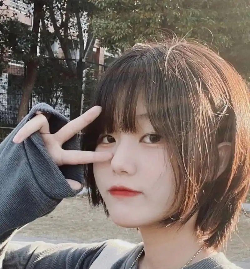 女生酷酷的短发发型