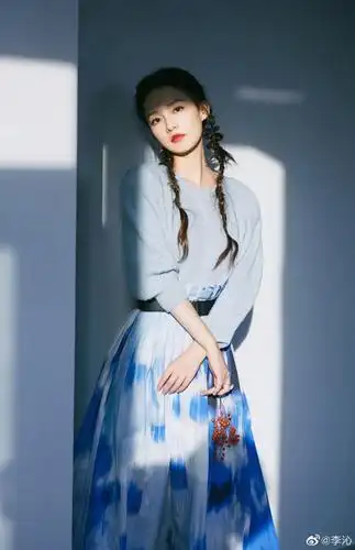 李沁写真,梳着两根麻花辫子,气质优雅,美丽迷人