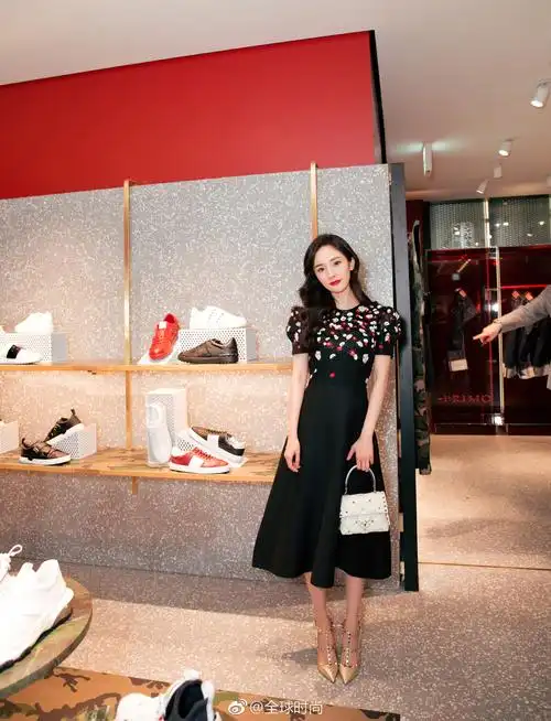 杨幂 出席valentino品牌活动,身着valentino 2019早春系列亮片花朵