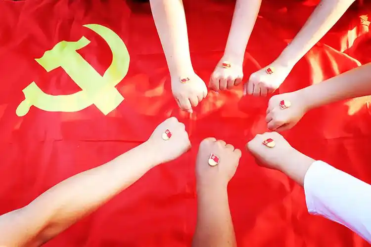 我与党旗合个影 一颗红心祝福党-鄂尔多斯新闻网