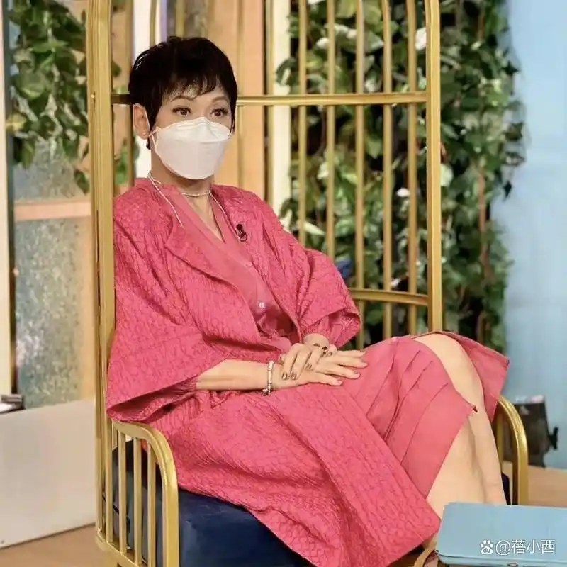 "周润发前妻余安安"风韵犹存,穿衬衫连衣裙配短发,又飒又美