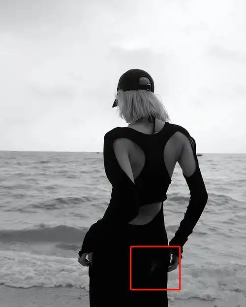 lisa穿透视露背长裙海边嗨玩 光脚走楼梯好随性