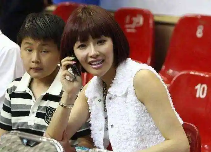 易建联个人资料简介(吴迪) - 青木春