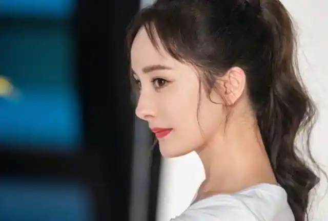 杨幂的自拍有个亮点,那就是只拍了半张脸和侧脸,很少能看到她全脸的