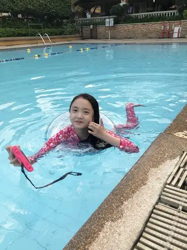 泳池里自拍的美女