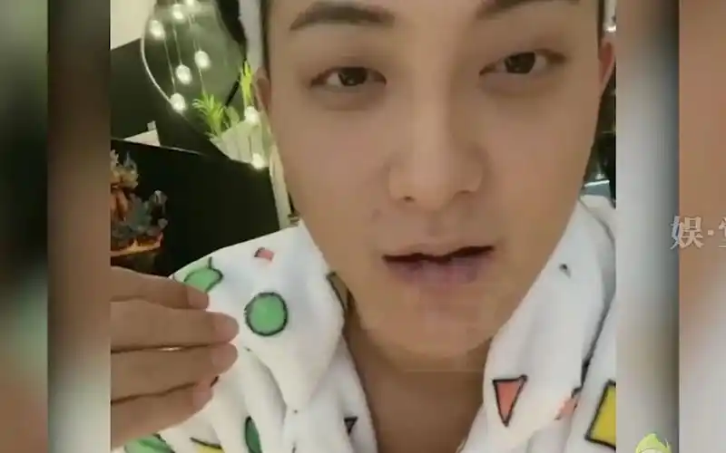 黄子韬究竟能有多搞笑,开直播的时候,嘴在前边跑脑子在后边追