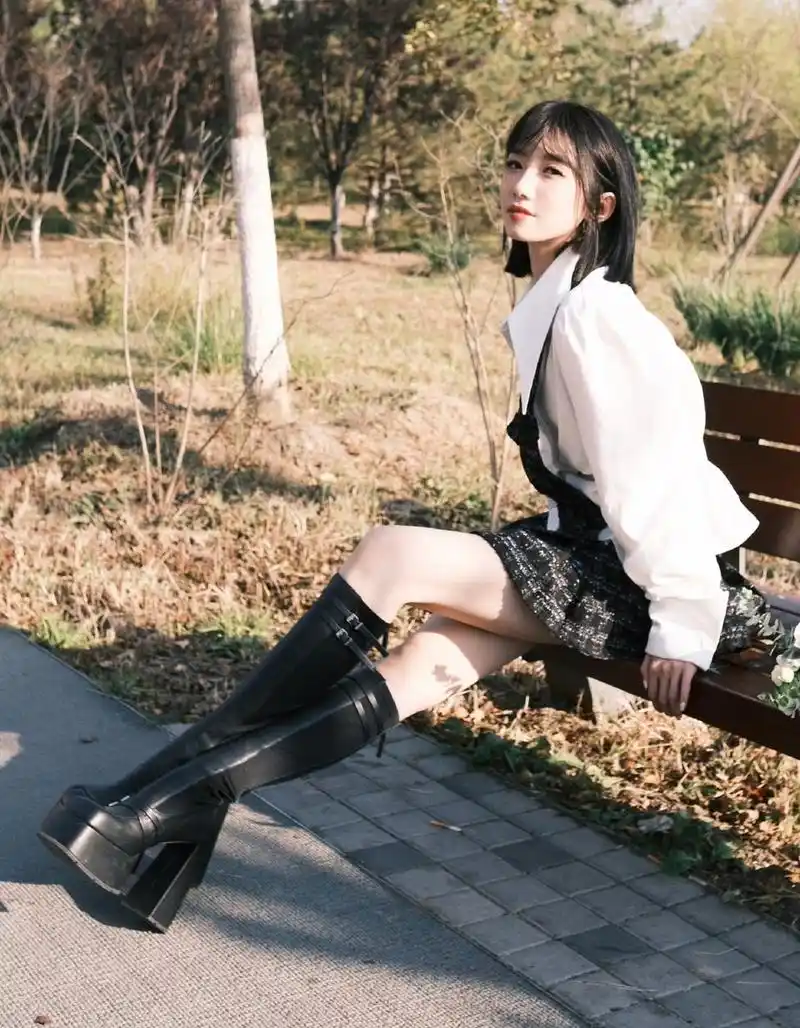 孟美岐超短裙户外写真,性感的身材让人满满的冲动欲望!