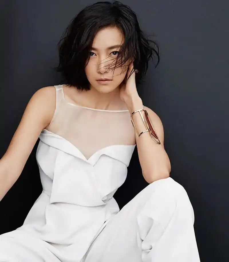 50岁徐静蕾晒美照,身穿不足千元t恤 徐静蕾晒出一组外出郊游照,整体