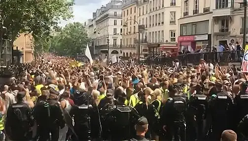 巴黎公社建立前夕,建立国民自卫军,进行各种示威游行