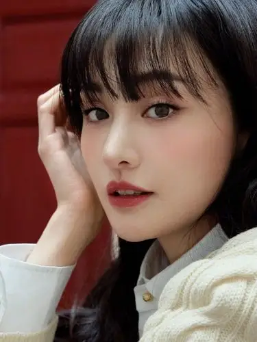 郑爽近日在微博上晒出了脏辫照,图片中的她一头脏辫加上运动风的卫衣