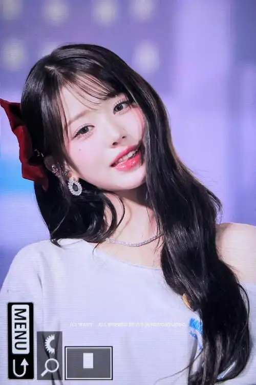 歪头笑感觉是见到她的标志性动作05