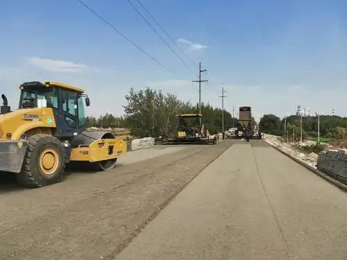 幸福路 k1 020—k1 130水稳上基层摊铺