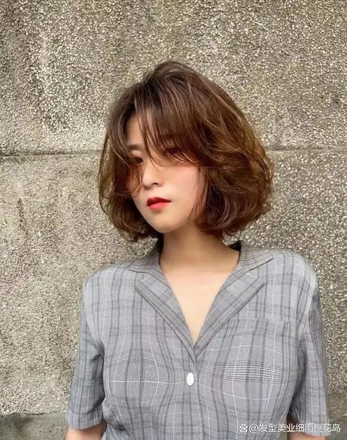 短发烫发,适合小圆脸,鹅蛋脸还有菱形脸的女生,搭配空气刘海或者卷