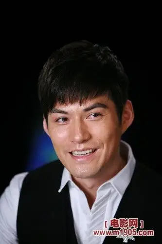 组图:严宽笑对曾做日本男优传闻 称不介意联想