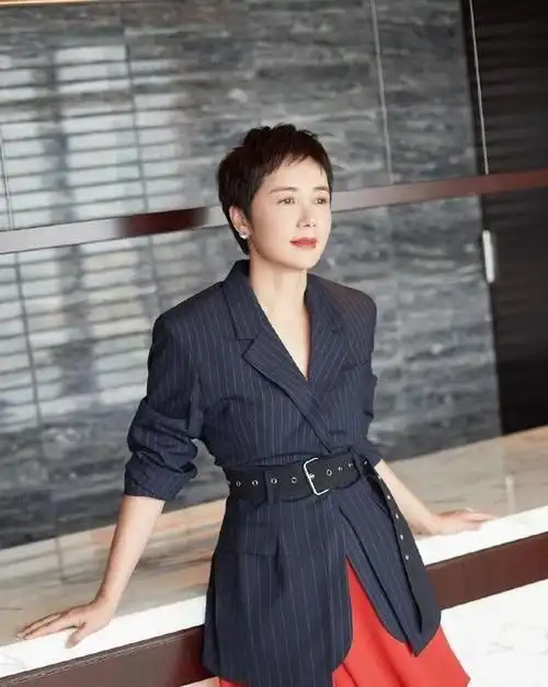 超短发穿搭惊艳!蒋雯丽时髦出新高度,让你难以相信她已经57岁