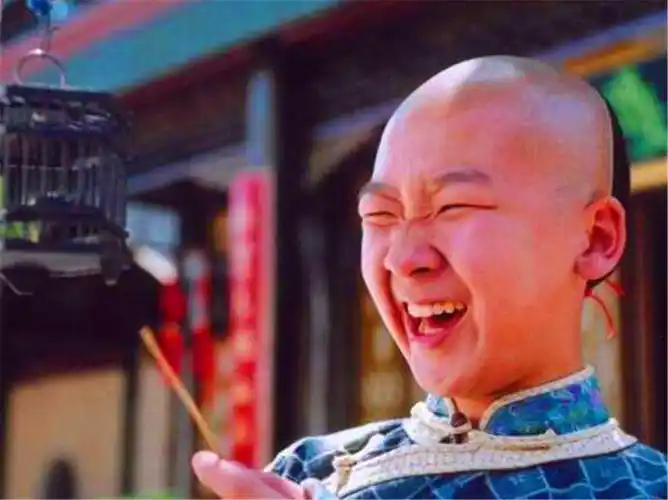 5岁出道一举成名,后两登春晚被称鬼马童星,如今28岁无人知