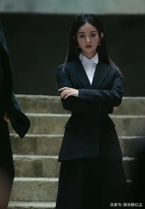 赵丽颖黑色西装气场十足