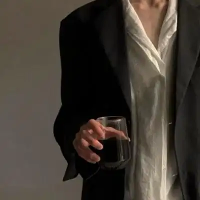 不同视角的帅气男生头像掩盖不住的忧郁气质