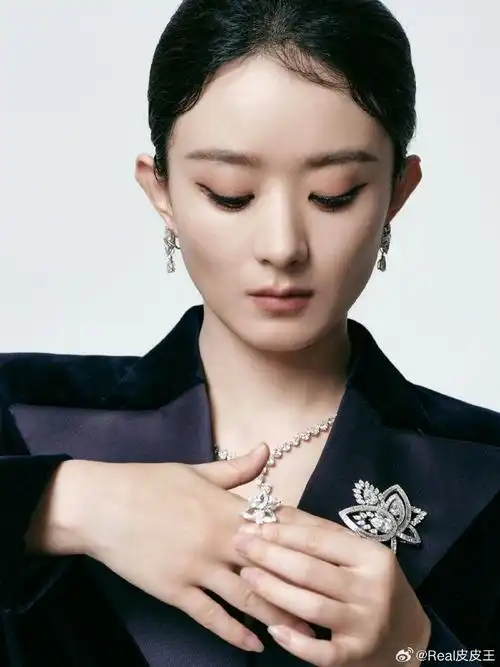 赵丽颖最新造型引发了热议,无论是发型,衣服,还是妆容都引发了粉丝的