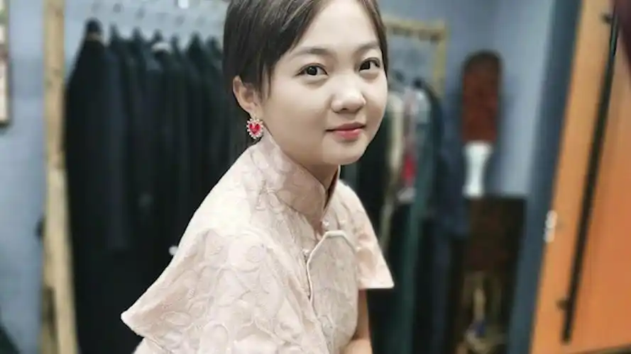 21岁林妙可近照曝光 穿粉色旗袍富态十足颇为成熟-娱乐视频-搜狐视频