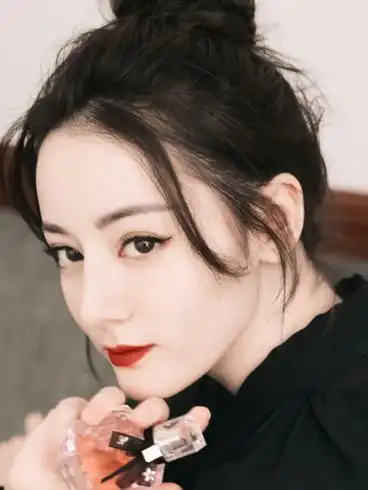 当女明星遇上烟熏妆,杨幂热巴美貌依旧,赵露思被嘲"甜不辣"