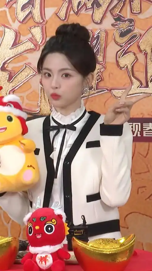 杨超越超话宝宝求你了06把高清五连拍发出来给我们看看吧,怎么随便