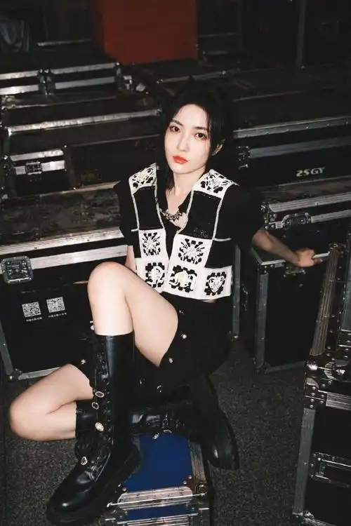 赵嘉敏初秋甜酷写真