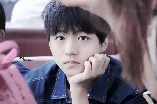 王俊凯超话又翻到九年前今日白云机场十四岁的小虎牙宝贝,还没有退去