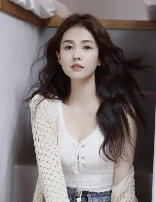 白鹿的身材好有料啊!长相清纯!美人美图!