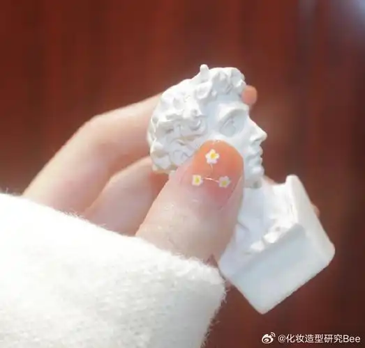 这款清新的小花美甲,以可爱的淡橙色渐变为主调,非常适合短指甲的美眉